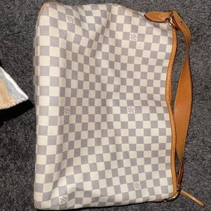 Authentic Louis Vuitton Delightful leather handbag
Good condition